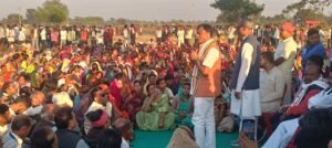 जिले के श्री सीमेंट फैक्ट्री का विरोध कर रहे आंदोलनरत किसानों के बीच पहुंचे पीसीसी चीफ दीपक बैज