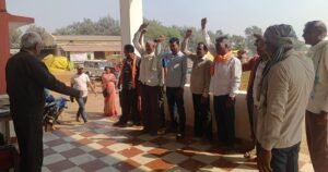 धान खरीदी की लिमिट बढ़ाने, सभी किसानों को पर्याप्त संख्या में टोकन जारी करने की मांग को लेकर आलबरस, निकुम और अंडा के धान खरीदी केन्द्रों में किसानों का प्रदर्शन