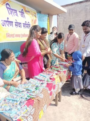 बच्चों को शिव जी अर्पण सेवा समिति ने दिया उपहार