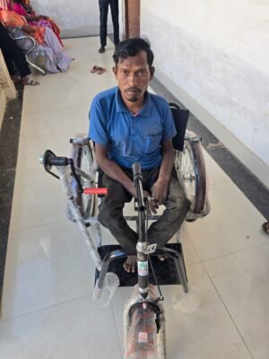 सुशासन सप्ताह के अंतर्गत दिव्यांगजनों को सहायक उपकरणों का वितरण