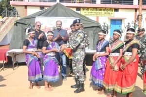 जीई फाउंडेशन ने बांटे कम्बल, ग्रामीणों ने खूब लगाए चौके-छक्के