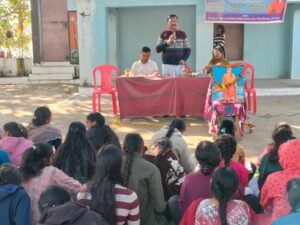 साइबर सेल राजनांदगांव द्वारा एनएसएस कैंप के छात्राओं एवं ग्रामीणों को किया साइबर जागरूक