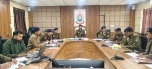 डीआईजी/एसएसपी सूरजपुर प्रशांत कुमार ठाकुर ने पुलिस अधिकारियों की ली अपराध समीक्षा बैठक