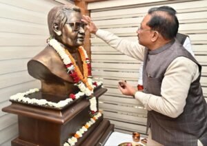 मुख्यमंत्री विष्णु देव साय ने भारत रत्न अटल बिहारी वाजपेयी की प्रतिमा पर माल्यार्पण कर दी श्रद्धांजलि