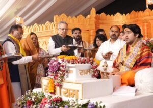 दिव्य दरबार में सैकड़ों फरियादियों ने कष्ट निवारण के लिए लगाई अर्जी कथा वाचक पं. धीरेंद्र शास्त्री ने किया निवारण..