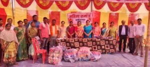 दल्ली राजहरा के महिला समाज द्वारा जरूरतमंद ग्रामीणों को कंबल वितरण