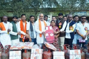 दुर्ग ग्रामीण विधायक ललित चंद्राकर द्वारा प्रधानमंत्री उज्ज्वला योजना अन्तर्गत डुण्डेरा में पात्र 100 हितग्राहियों को गैस कनेक्शन प्रदान किया गया