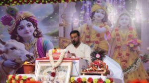 माथे पर चंदन और शिखा सनातनी की पहचान,- सुमधुर भजनों में झूमें भक्त