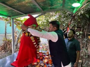 स्वामी विवेकानंद की जयंती पर मनीष ने दी पुष्पांजलि