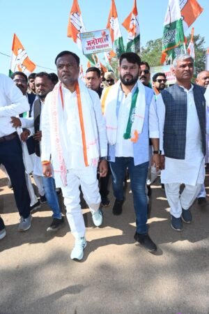 मनरेगा बचाओ संग्राम के तहत बेमेतरा में निकली पदयात्रा..