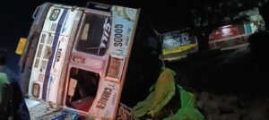 धान से भरी ट्रक पाल्टी,नशे में धुत था ड्राइवर….