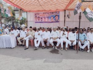 कांग्रेस ने धान खरीदी की तिथि बढ़ाने प्रदेश भर में सांकेतिक चक्का जाम किया