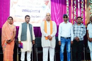 आत्मानंद शासकीय उत्कृष्ट अंग्रेजी माध्यम विद्यालय, नगपुरा में आयोजित वार्षिक उत्सव एवं पुरुस्कार वितरण समारोह में शामिल हुए दुर्ग ग्रामीण विधायक ललित चंद्राकर