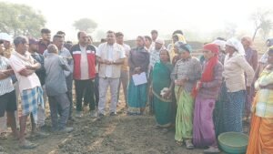 मनरेगा बचाओ संग्राम: खैरागढ़ ब्लॉक में जनसंपर्क तेज, मजदूरों संग मिट्टी फेंककर किया श्रमदान