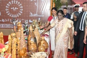 जनजातीय परंपराओं और संस्कृति पर आधारित भव्य प्रदर्शनी का राष्ट्रपति द्रौपदी मुर्मु ने किया अवलोकन…