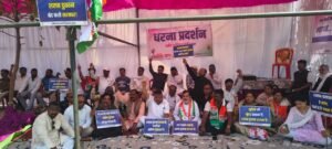 देशी शराब भट्टी हटाने कांग्रेस का शांतिपूर्ण धरना,प्रशासन नहीं माना तो सड़क पर उतर उग्रप्रदर्शन करेंगे : मुकेश चंद्राकर