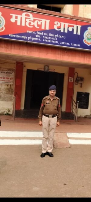 दुर्ग बस स्टैंड में बस से उतरते ही प्रधान आरक्षक त्रिलोक सिंह अचानक गिरे, अस्पताल में डॉक्टरों ने मृत घोषित किया