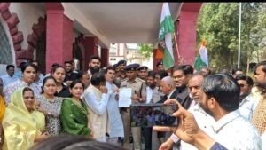 एनएसयूआई अध्यक्ष पर द्वेषपूर्ण अनुचित और गैर जमानती धारा लगाने के विरोध में एसपी को ज्ञापन सौंपे कांग्रेसी