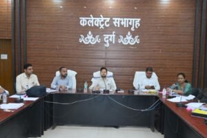 पंचायतों में अविवादित, नामांतरण, बंटवारा प्रकरण पंजीयन में प्रगति लाये – कलेक्टर