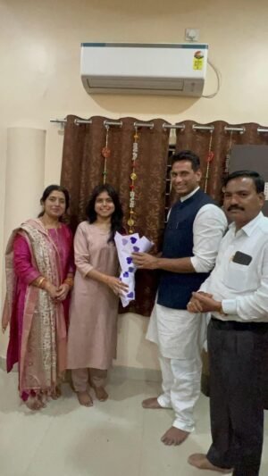 जज बनी कुसुम अंजली को विधायक देवेंद्र ने दी बधाई