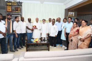 भिलाई शहर जिला कांग्रेस कमेटी की नई कार्यकारिणी ने पूर्व मुख्यमंत्री और गृहमंत्री से आशीर्वाद लिया अध्यक्ष मुकेश चंद्राकर ने नई कार्यकारिणी के पदाधिकारियों का परिचय कराया