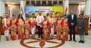लोकभवन में आयोजित स्थापना दिवस पर विश्वविद्यालय के विद्यार्थियों ने दी बिहू नृत्य की प्रस्तुति