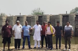 लालपुर स्टॉप डेम सूखा: बदबूदार पानी में कीड़े, शहर में जल संकट पर कांग्रेस का पालिका पर हमला