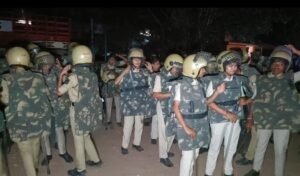 BREAKING:-देर रात छावनी थाना क्षेत्र अंतर्गत कैंप-2 में बलवा युवक -युवती का दो दिन पुराना विवाद सोमवार की रात्रि दो पक्षों में जबरदस्त बलवा…पूरा क्षेत्र छावनी में तब्दील हुआ.. सीएसपी व छावनी थाना प्रभारी सहित अनेक पुलिस कर्मी भी घायल