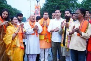 हिन्दू नववर्ष पर सेक्टर 09 चौक में लहराया विशाल भगवाध्वज, साामूहिक हनुमान चलीसा के साथ हुई महाआरती