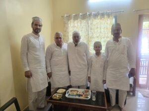 Iईद-उल-फितर: अरुण वोरा ने गले मिलकर बांटी खुशियां,दिया भाईचारे का संदेश…