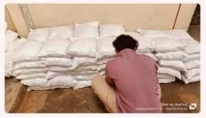 जहर बन रहा ‘पानी’: गंडई में फूड सेफ्टी का छापा, बिना बैच नंबर के 80 बोरी पाउच सीज – मुनाफाखोरी में जनता की जान से खिलवाड़