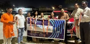 गलियों में घूमने वाली गायों के गले में रेडियम रिफ्लेक्टिव कॉलर लगाए गए..