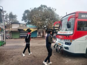 अहिवारा बस स्टैंड बना अव्यवस्था का अड्डा: रेती-गिट्टी के ढेर, सड़क पर खड़ी बसें और असामाजिक तत्वों से यात्रियों की परेशानी बढ़ी