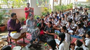 सैकड़ो बच्चों ने डाली आहुति