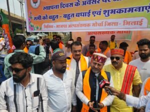 भाजपा के स्थापना दिवस पर कार्यकर्ताओं ने वितरित किया शरबत और मिठाई