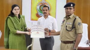 पुलिस अधीक्षक अंकिता शर्मा द्वारा उत्कृष्ट कार्य के लिए 60 से अधिक पुलिस अधिकारी-कर्मचारियों को प्रशस्ति पत्र देकर किया सम्मानित..