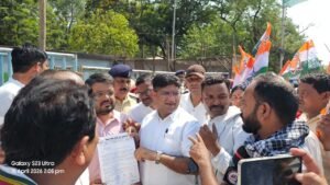 कांग्रेस जिलाध्यक्ष राकेश ठाकुर के नेतृत्व में पीडब्लूडी कार्यालय का घेराव, प्रशासन हरकत में , जून 2026 तक बोरिगारका-कातरो मार्ग पर पुल निर्माण का लिखित आश्वासन के बाद शांत हुवे कांग्रेसी