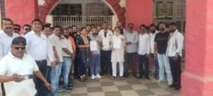 भिलाई के सेक्टर 6ए मार्केट से शराब दुकान हटाने की मांग को लेकर रहवासियों और व्यापारियों का विरोध प्रदर्शन