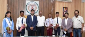 कलेक्टर ने मेधावी विद्यार्थियों का किया सम्मान कर दी हार्दिक बधाई एवं शुभकामनाएं
