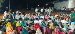 तेंदूभाठा में रात्रि चौपाल आयोजित, योजनाओं की समीक्षा के साथ समस्याओं का समाधान