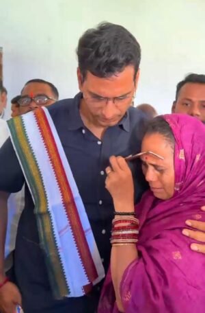 विधायक देवेंद्र यादव ने सुकुलदैहान पहुंचकर पद्मश्री फुलबासन बाई से की मुलाकात, दिया हर संभव मदद का भरोसा
