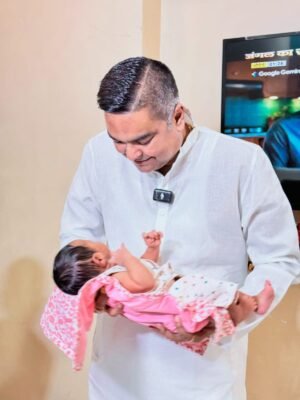 बेटियों के ‘चाचा’ बनकर विधायक रिकेश पहुँचे शाहनियाज आलम के घर, ‘लाडो’ को दिया ‘माँ का दुलार’