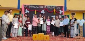नेशनल स्कूल भूलाटोला परीक्षा परिणाम में पुरुस्कृत हुए छात्र छात्राएं