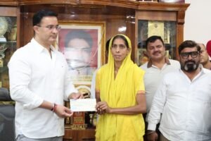 जरूरतमंद बच्चों की शिक्षा के लिए आगे आईं समितियां, बांटी ₹44,930 की सहायता