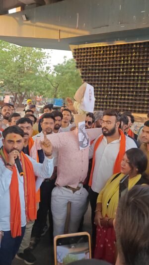 राहुल गांधी के बयान पर भाजयुमो का भिलाई में प्रदर्शन, सुपेला चौक पर फूंका पुतला