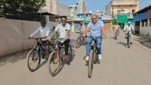 आयुक्त ने साइकिल से किया वैशाली नगर जोन का औचक निरीक्षण, सफाई व्यवस्था परखी