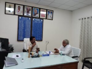 “दुर्ग में बोर सूखे, तालाब खाली… सूखे नलों के सामने बैठी जनता के बीच पहुंचे अरुण वोरा”