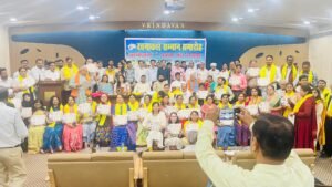 साहित्य राजनीति के आगे चलनेवाली मशाल है