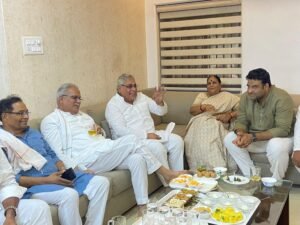 दुर्ग में वोरा निवास पहुँचे पूर्व मुख्यमंत्री भूपेश बघेल, अरुण वोरा संग हुई आत्मीय चर्चा