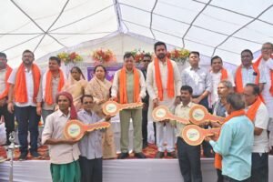 सुशासन तिहार: गोपालपुर समाधान शिविर में पहुंचे प्रभारी मंत्री लखन लाल देवांगन, 17 पंचायतों के ग्रामीणों को मिला योजनाओं का लाभ